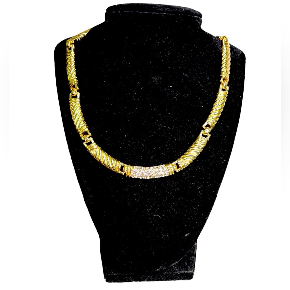 Vintage necklace with rhinestones. In excellent used condition. Neckbone length